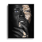 Afrikanische Frau posiert im Portrait und hat goldene Verzierungen im Gesicht, Wandbild mit schwarzem Rahmen