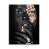 Afrikanische Frau posiert im Portrait und hat goldene Verzierungen im Gesicht, Wandbild ohne Rahmen