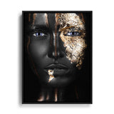 Afrikanische Frau posiert im Portrait und hat goldene Verzierungen im Gesicht, Wandbild mit schwarzem Rahmen