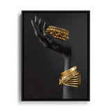 Schwarze linke Hand mit Goldschmuck, Wandbild mit schwarzem Rahmen
