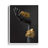 Schwarze linke Hand mit Goldschmuck, Wandbild mit weißem Rahmen