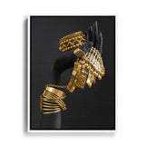 rechts Hand einer Afrikanerin trägt Goldschmuck