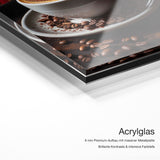 But first Coffee – Qualitätsdetail Acrylglas: 6 mm Premium-Aufbau mit massiver Metallplatte, brillante Kontraste und intensive Farbtiefe