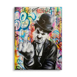 Charlie Chaplin zeigt Stinkefinger im Banksy Stil Vorderansicht