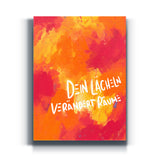 Abstraktes Wandbild in Orange und Pink mit weißem Schriftzug „Dein Lächeln verändert Räume“ auf Leinwand