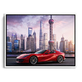 Roter Ferrari Caprio fährt durch die Stadt