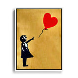 Kind hält einen Herzen Ballon in der Hand