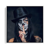 Modell schminkt sich an Halloween