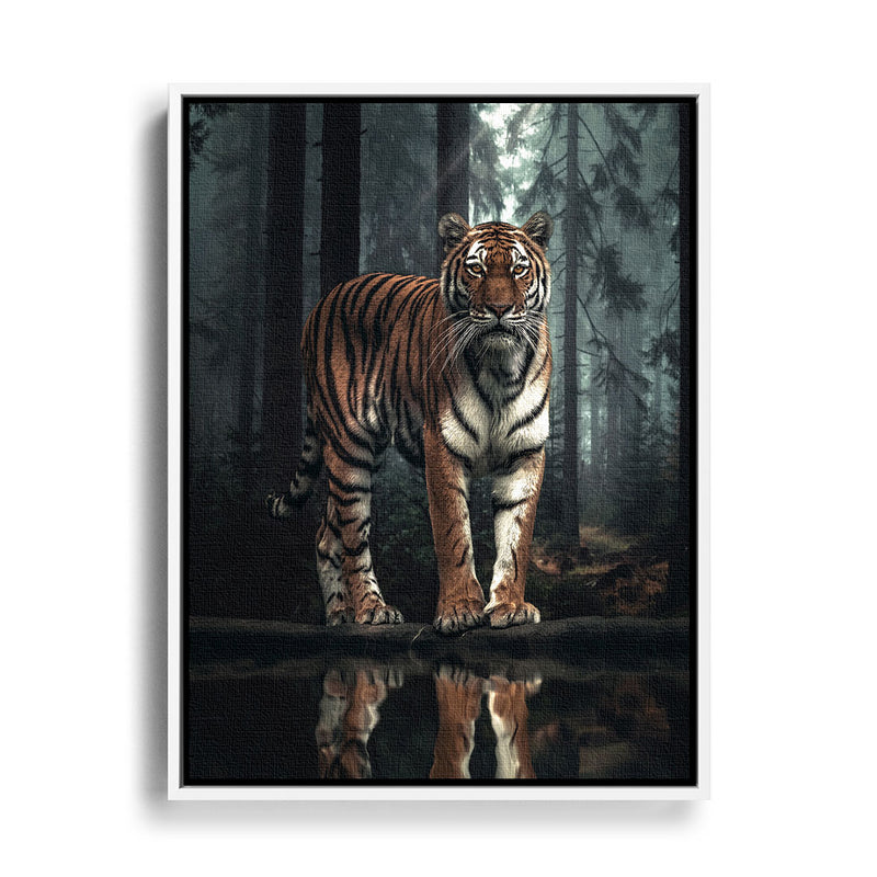 Tiger schleicht durch die Wildnis