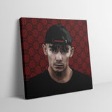 Portrait von Capital Bra mit Basecap auf rotem Gucci Hintergrund