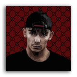 Portrait von Capital Bra mit Basecap auf rotem Gucci Hintergrund