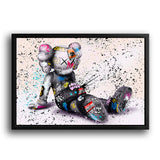 Wandbild Kaws mit schwarzem Bilderrahmen