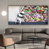 Kleiner Junge sieht hinter einem Vorhang viele bunte Graffiti