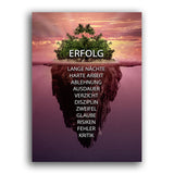 Eisbergmodell für Erfolg dargestellt mit einer Insel bei Sonnenuntergang