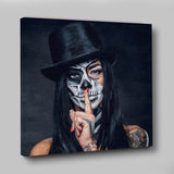 Halloween geschminkte Skelettfrau mit Tattoos