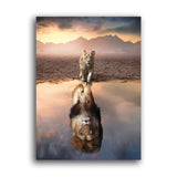 Löwenbaby spiegelt sich in einer Pfütze in der Savanne