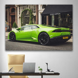 grüner Lamborghini Aventador vor einem Louis Vuitton Laden