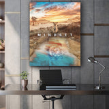 Babylöwe sitzt in der Savanne vor einer Pfütze in der ein großer Löwe gespiegelt ist und zwischen den beiden Löwen steht der Text Mindset