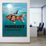 Goldfisch im Meer mit Haifischflosse und dem Text Mindset is everything