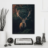 Hirsch mit großem Geweih läuft durch die Wildnis