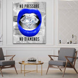 großer Diamand wird von einem Frauenmund mit ihren schneidezähnen festgehalten, Text No Pressure no Diamonds