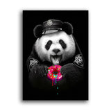 Panda Bär in Polizei Uniform isst Donut