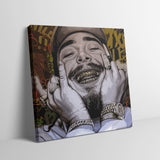 Leinwand mit US Rapper Post Malone lacht und zeigt seine Goldzähne, Goldschmuck und Golduhr