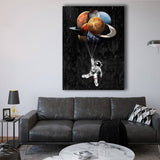 Leinwand auf der ein Astronaut an Lutballons die wie Planeten aussehen ins All