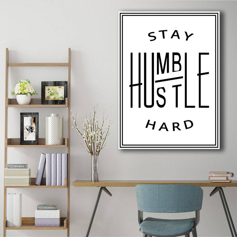 weiße Leinwand auf der in weißer schrift steht stay Humble Hustle hard 