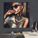 Tatowiertes Model mit Sonnenbrille