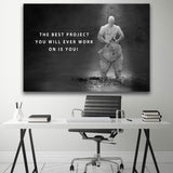 Muskulöser Mann formt seinen eigenen Körper aus einem Marmorstein. Text The Best Project you will ever work on is you