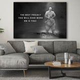 Muskulöser Mann formt seinen eigenen Körper aus einem Marmorstein. Text The Best Project you will ever work on is you