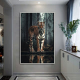 große Tigerkatze steht vor einem mensch