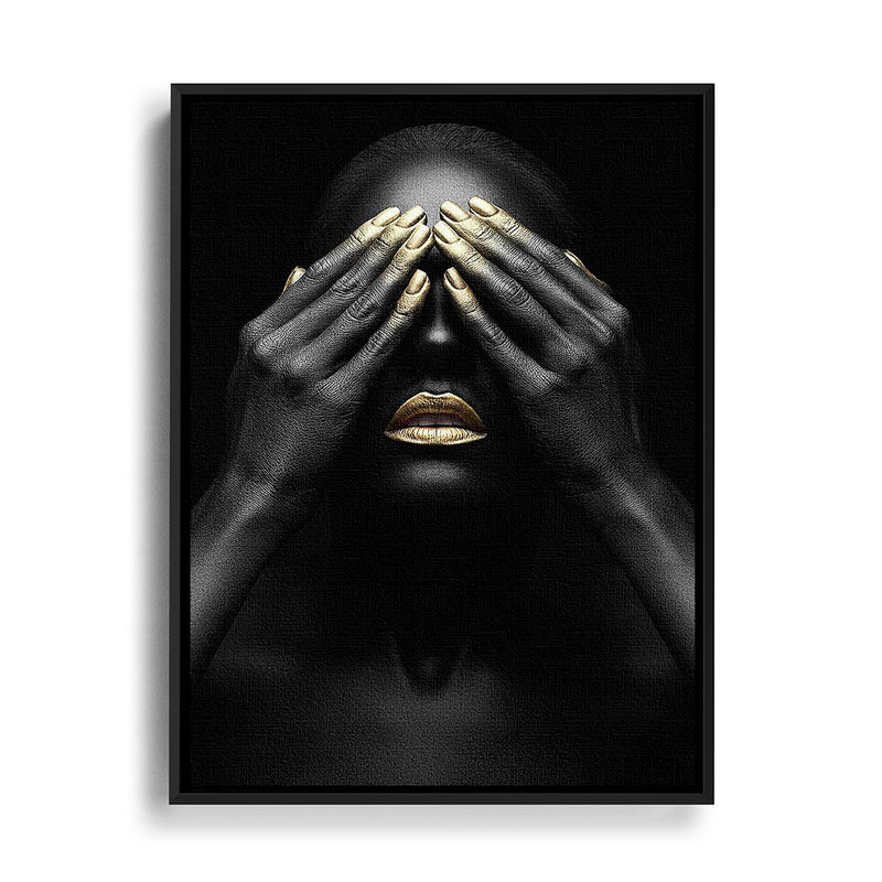 Afrikanische Frau mit goldenen Lippen und Fingern hält sich die Hände vor das Gesicht, Wandbild mit schwarzem Rahmen