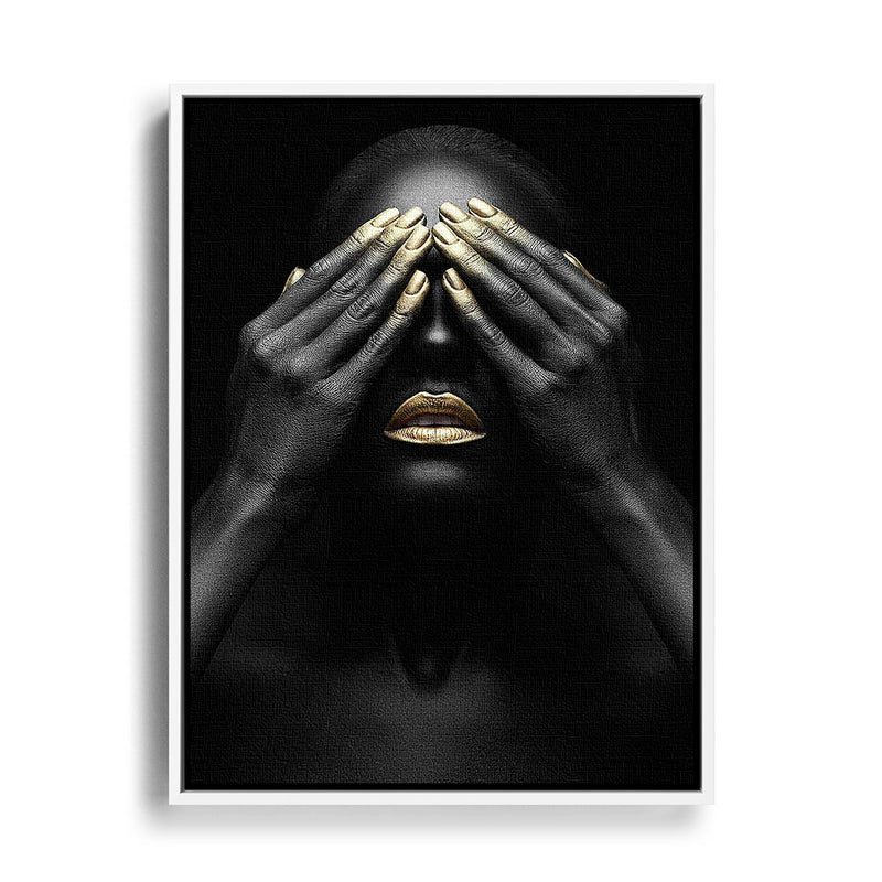Afrikanische Frau mit goldenen Lippen und Fingern hält sich die Hände vor das Gesicht, Wandbild mit weißem Rahmen