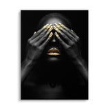Afrikanische Frau mit goldenen Lippen und Fingern hält sich die Hände vor das Gesicht, Wandbild ohne Rahmen