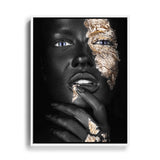 Afrikanische Frau posiert im Portrait und hat goldene Verzierungen im Gesicht, Wandbild mit weißem Rahmen