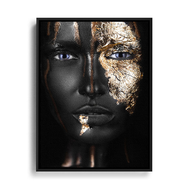 Afrikanische Frau posiert im Portrait und hat goldene Verzierungen im Gesicht, Wandbild mit schwarzem Rahmen