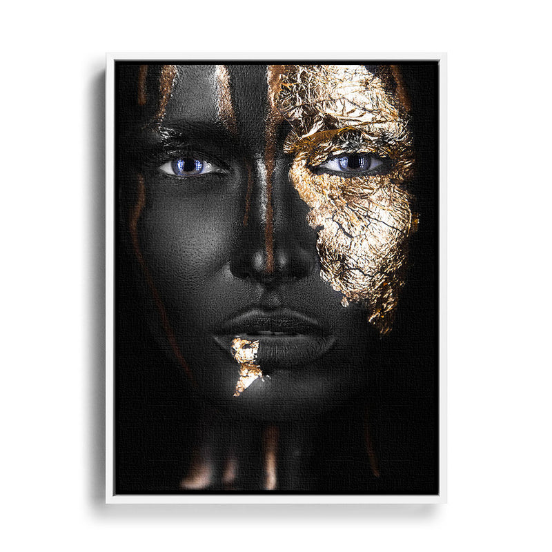 Afrikanische Frau posiert im Portrait und hat goldene Verzierungen im Gesicht, Wandbild mit weißem Rahmen