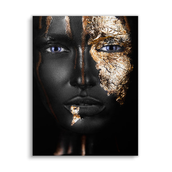 Afrikanische Frau posiert im Portrait und hat goldene Verzierungen im Gesicht, Wandbild ohne Rahmen