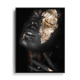 Afrikanische Frau posiert im Portrait und hat goldene Verzierungen im Gesicht, Wandbild mit schwarzem Rahmen