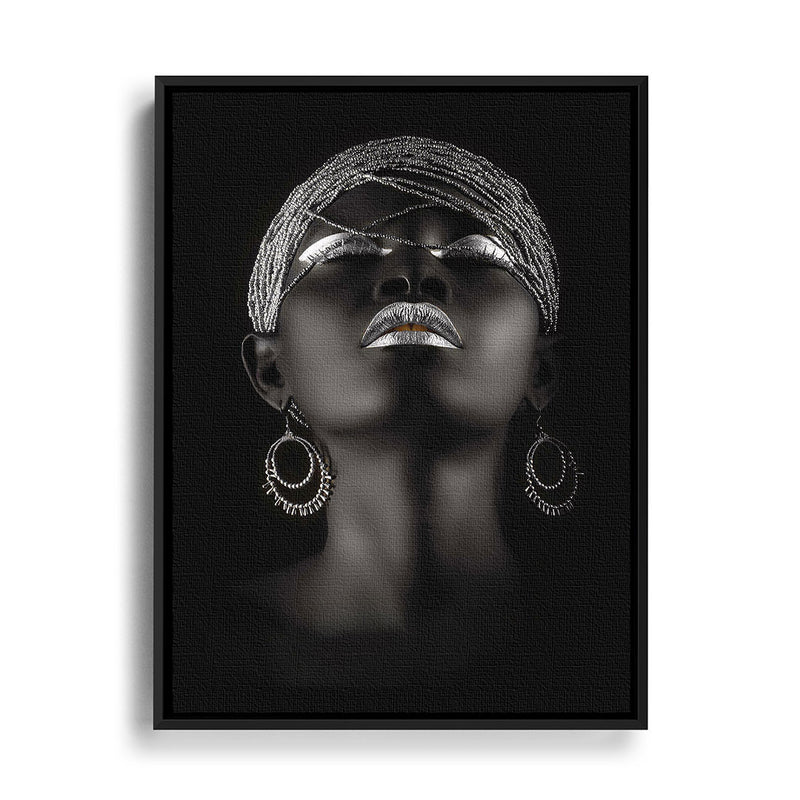 Afrikanische Frau mit meditativer Pose und silbernem Schmuck, Wandbild mit schwarzem Rahmen