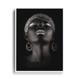 Afrikanische Frau mit meditativer Pose und silbernem Schmuck, Wandbild mit weißem Rahmen