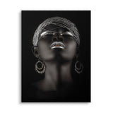 Afrikanische Frau mit meditativer Pose und silbernem Schmuck, Wandbild ohne Rahmen