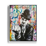 Schwarz weiß Charlie Chaplin mit Graffiti Hintergrund im Banksy Stil mit weißem Rahmen