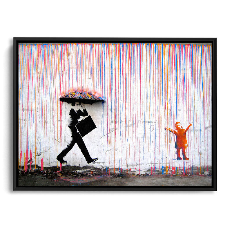 Kind tanzt im Regen während Erwachsene mit Regenschirm laufen