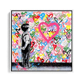 Wandbild Kind mal mit Farbe viele bunte Herzen an eine Wand