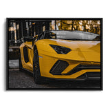Gelber Lamborghini Aventador parkt auf der Straße