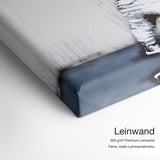 Hinter dem Vorhang – Leinwand Qualitätsdetail mit 300 g/m² Premium-Leinwand und feiner, matter Leinwandstruktur