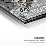 Love is doing things together – Acrylglas Qualitätsdetail mit 6 mm Premium-Aufbau, massiver Metallplatte und intensiver Farbtiefe
